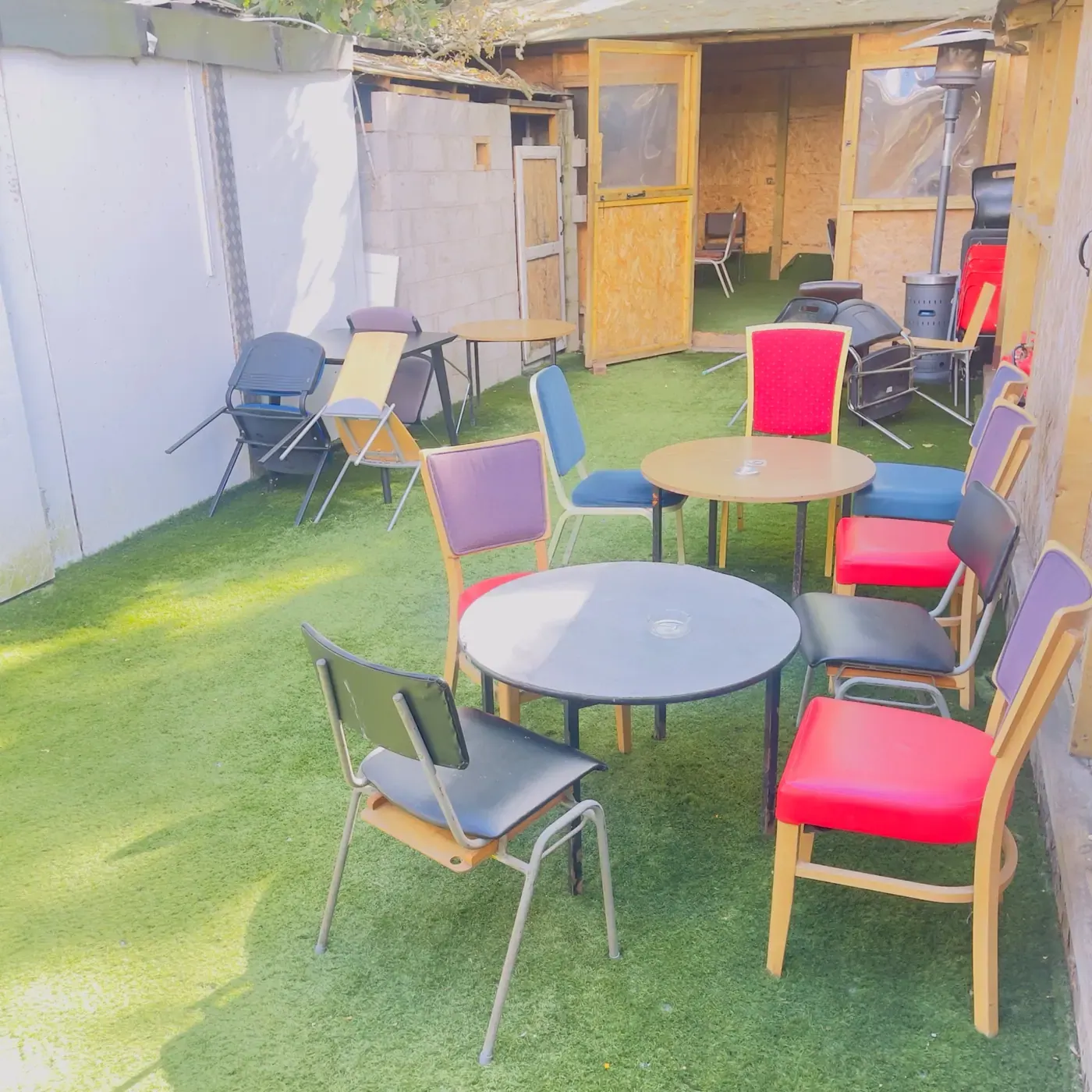 Outdoor garden seating at 042